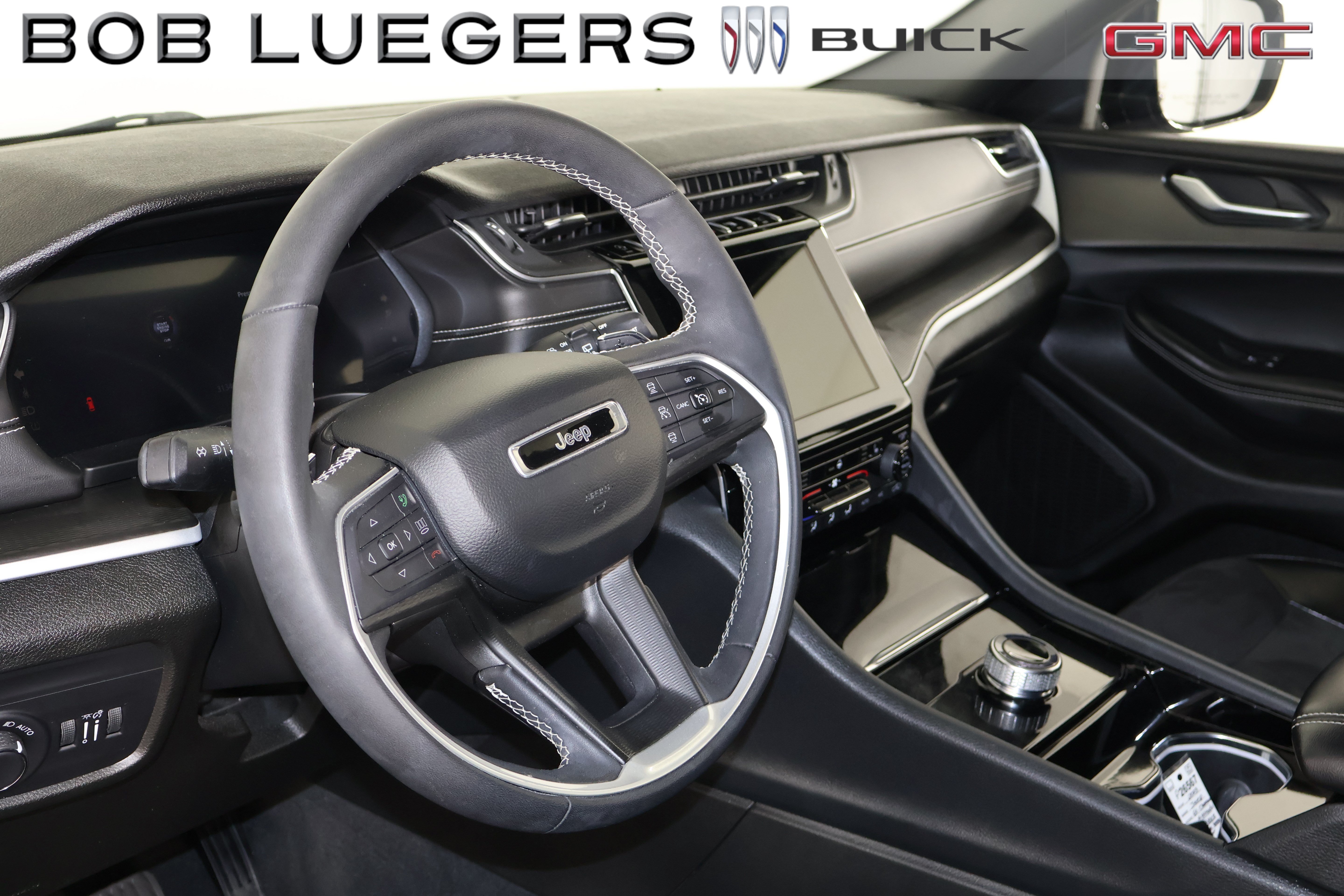 Used 2023 Jeep Grand Cherokee Altitude AWD/4WD image 9