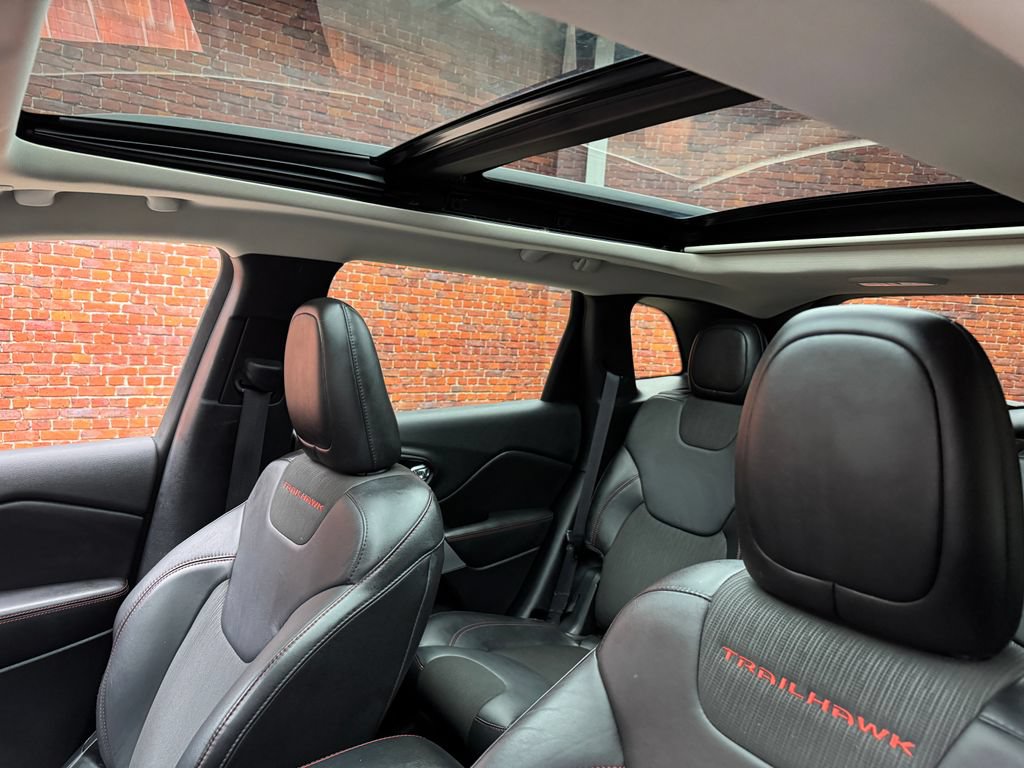 Used 2018 Jeep Cherokee Trailhawk w/ Comfort/Convenience Group AWD/4WD image 3