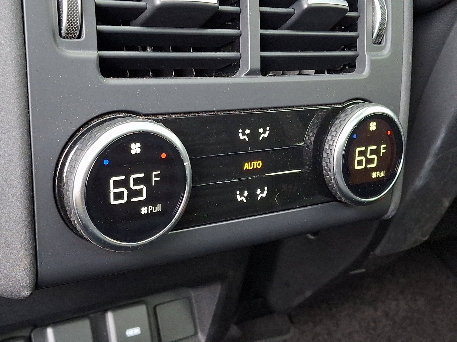 Used 2024 Land Rover Discovery S AWD/4WD image 11
