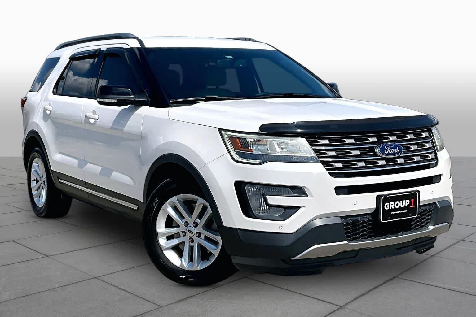 Used 2017 Ford Explorer XLT w/ Equipment Group 202A FWD image 3