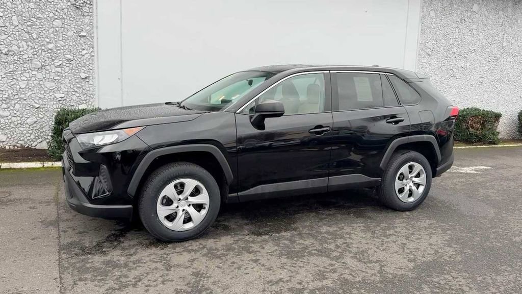 Used 2022 Toyota RAV4 LE image 2