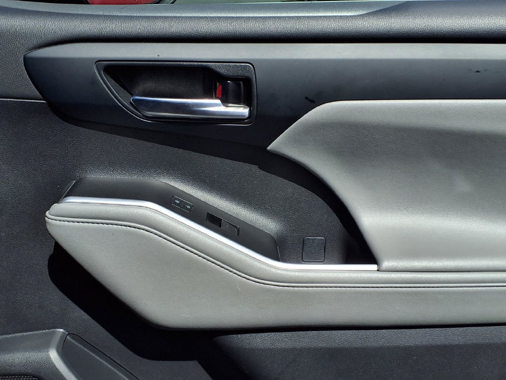 Certified 2021 Toyota Highlander XLE AWD/4WD image 39