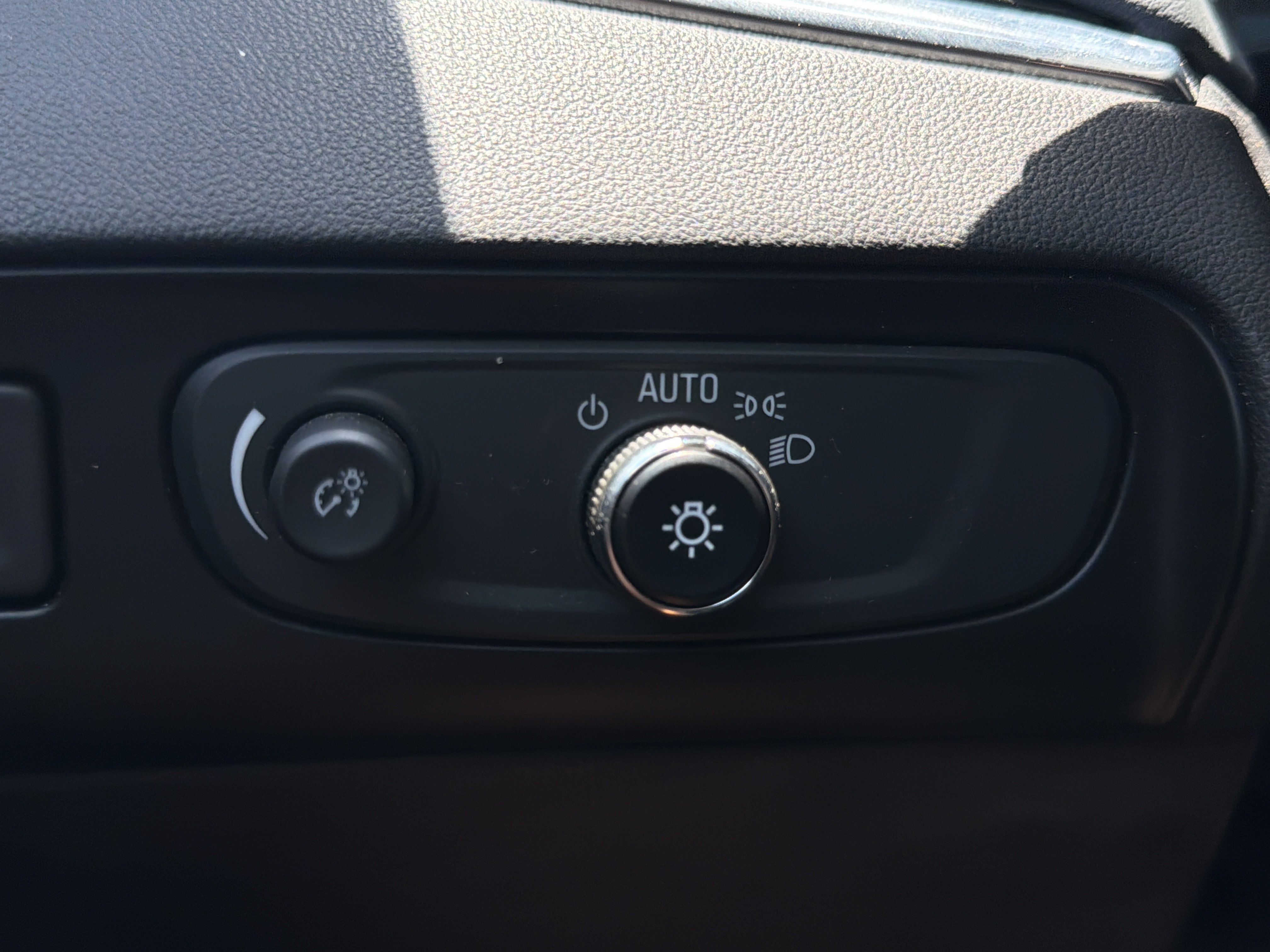 Used 2018 Buick Enclave Essence FWD image 30