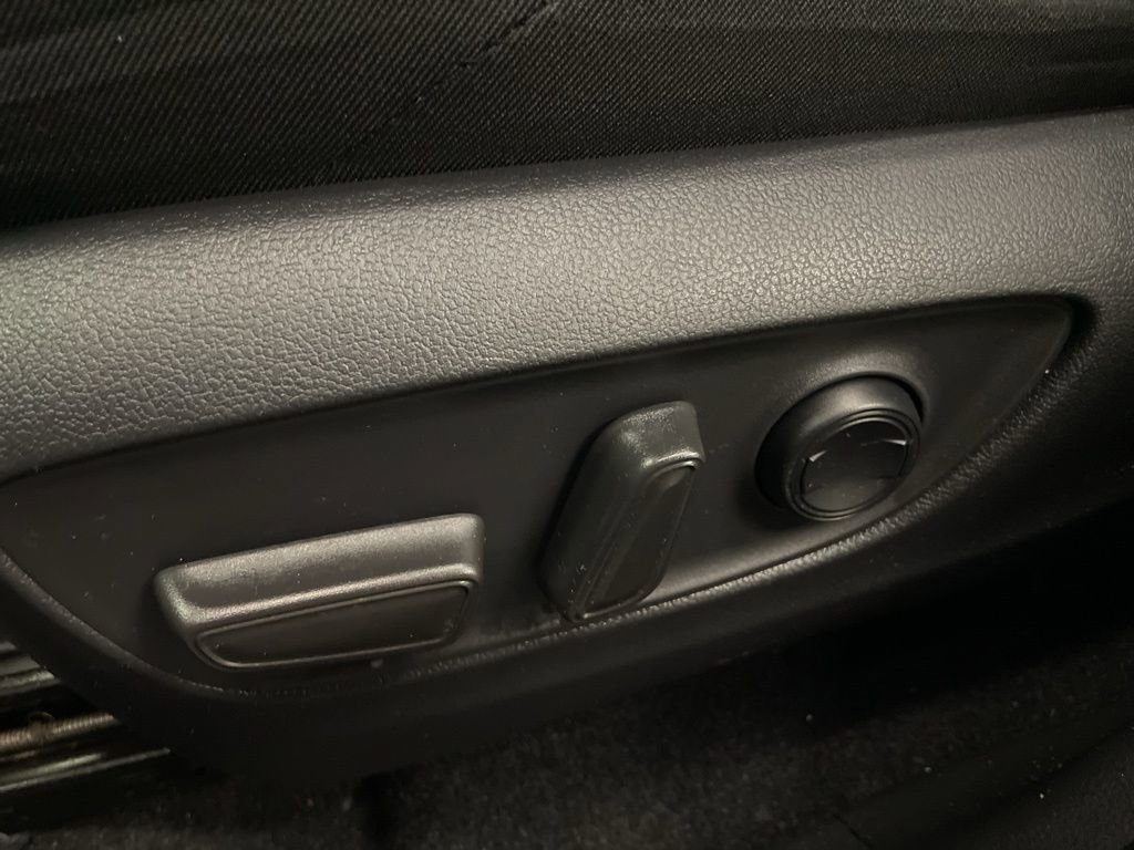 Used 2022 Toyota RAV4 SE w/ Convenience Package image 18