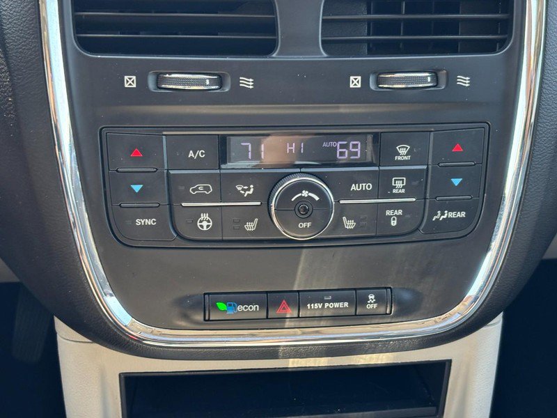 Used 2016 Chrysler Town & Country Touring-L image 23