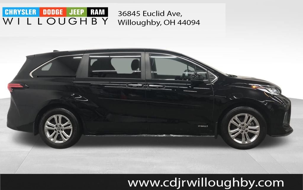 Used 2021 Toyota Sienna XSE image 4