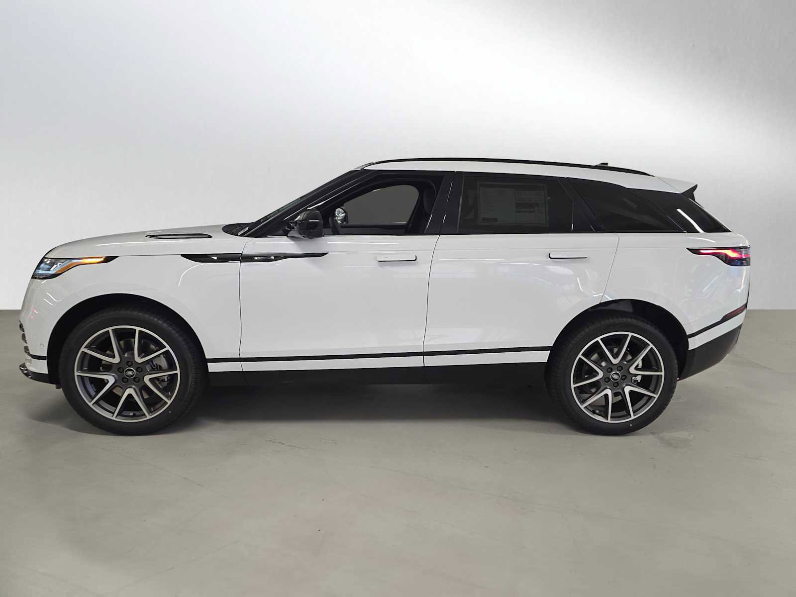 New 2026 Land Rover Range Rover Velar Dynamic SE image 2