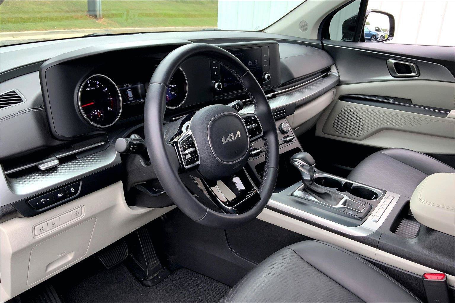 Used 2024 Kia Carnival LX FWD image 9