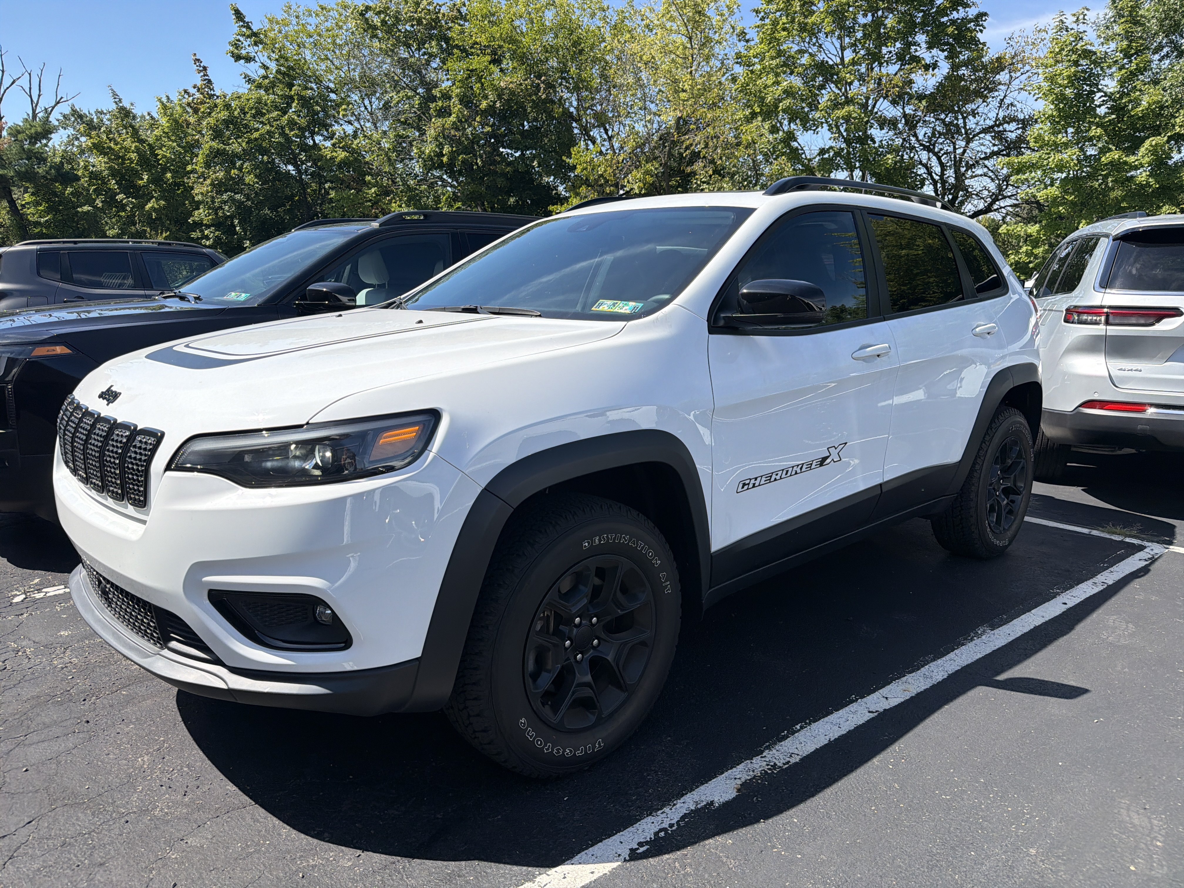 Used 2022 Jeep Cherokee Latitude w/ Sun & Sound Group AWD/4WD image 3