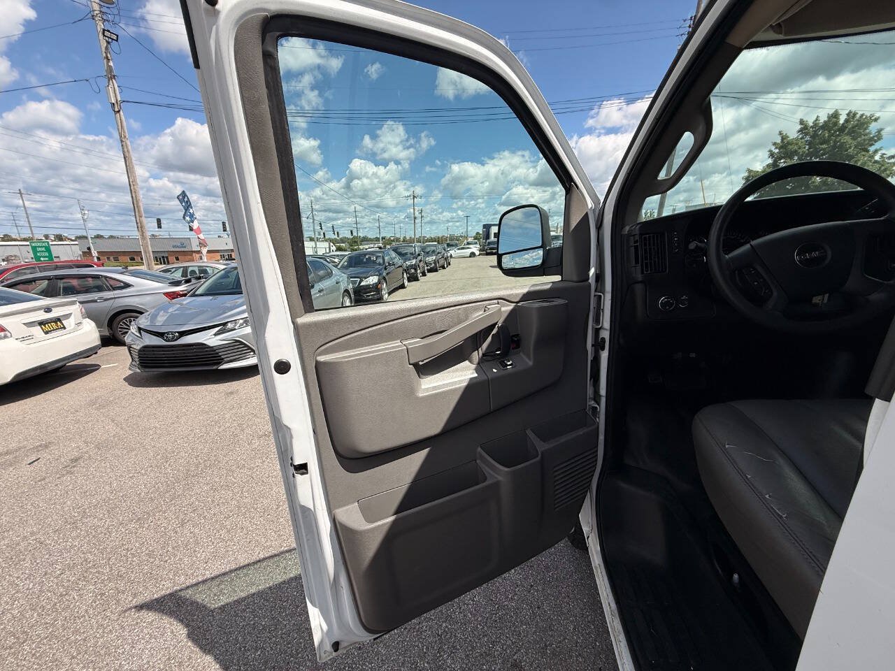 Used 2017 GMC Savana 3500 LS RWD image 17