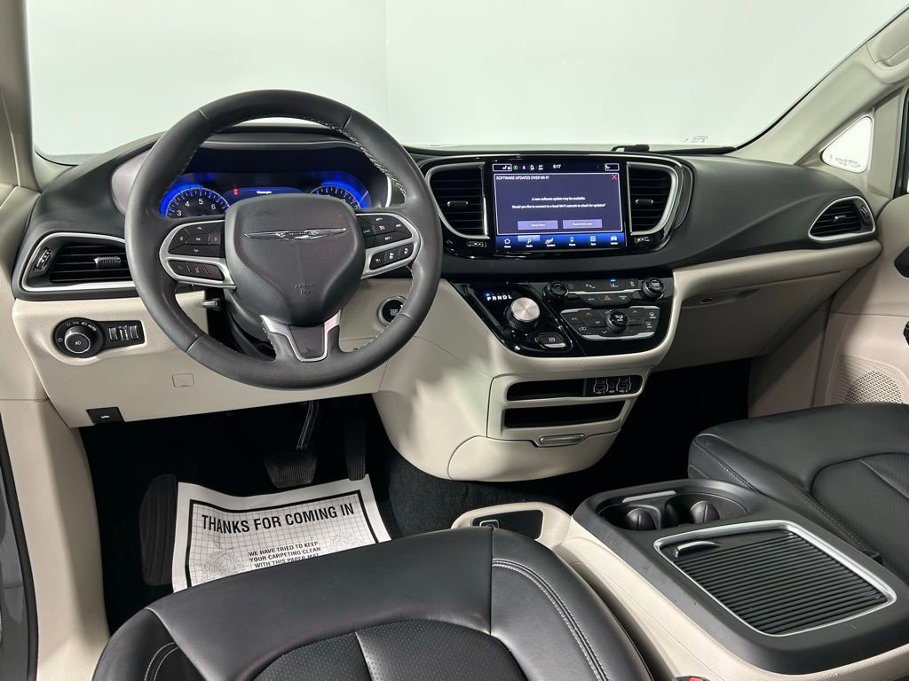 Used 2023 Chrysler Pacifica Touring-L image 18