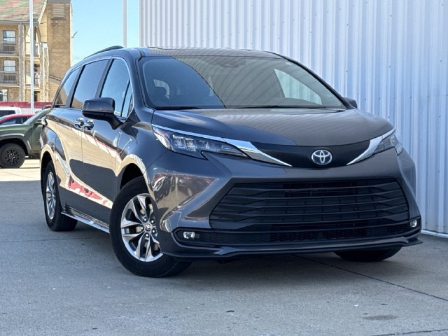 Certified 2025 Toyota Sienna XLE FWD image 2