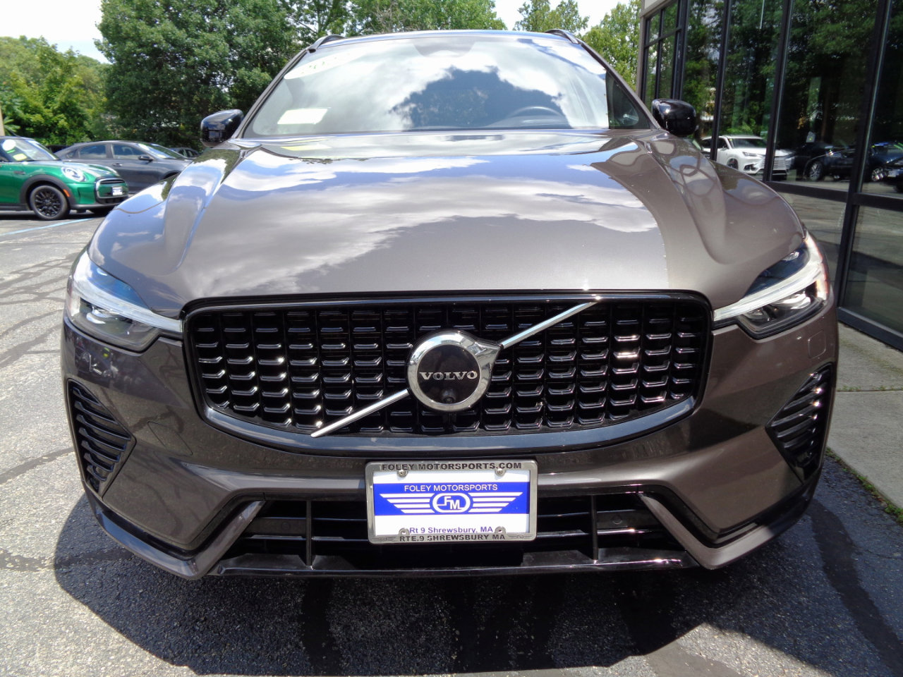 Used 2022 Volvo XC60 B6 R-Design image 2