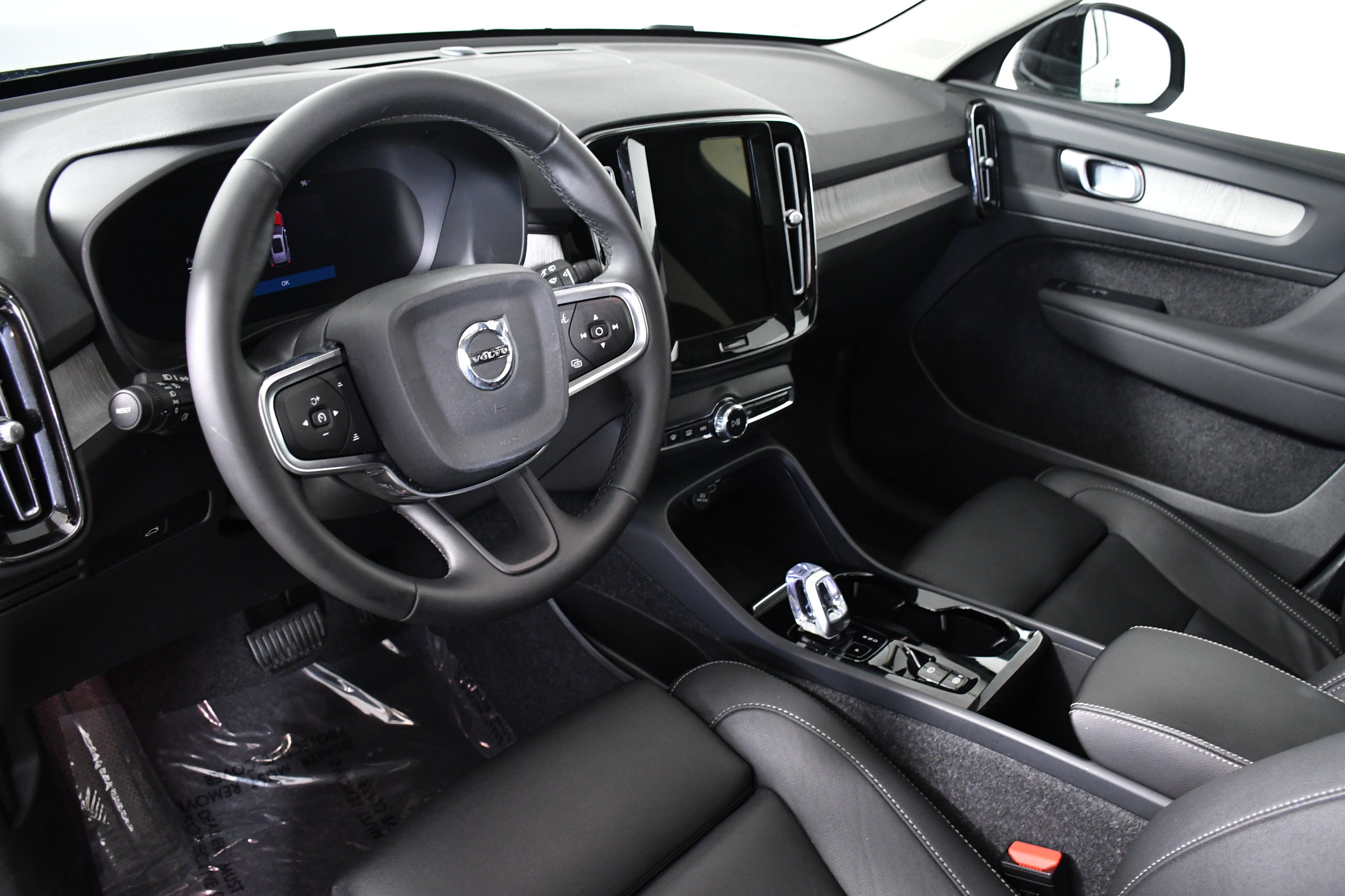 Used 2025 Volvo XC40 B5 Plus image 20