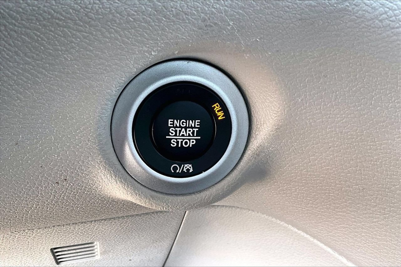 Used 2024 Chrysler Pacifica Touring-L FWD image 26