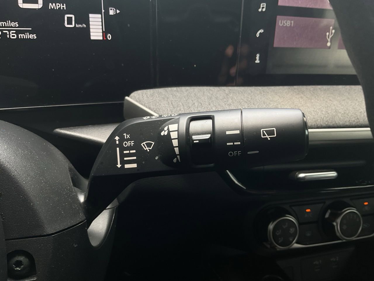 Used 2025 Nissan Kicks SV AWD/4WD image 32