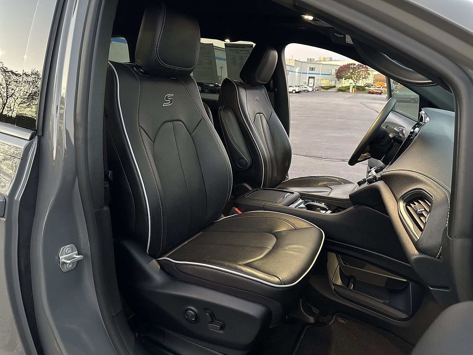 Used 2023 Chrysler Pacifica Limited w/ S Appearance Package image 32