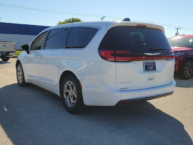 Used 2024 Chrysler Pacifica Limited w/ Uconnect Theater Family Group FWD image 4