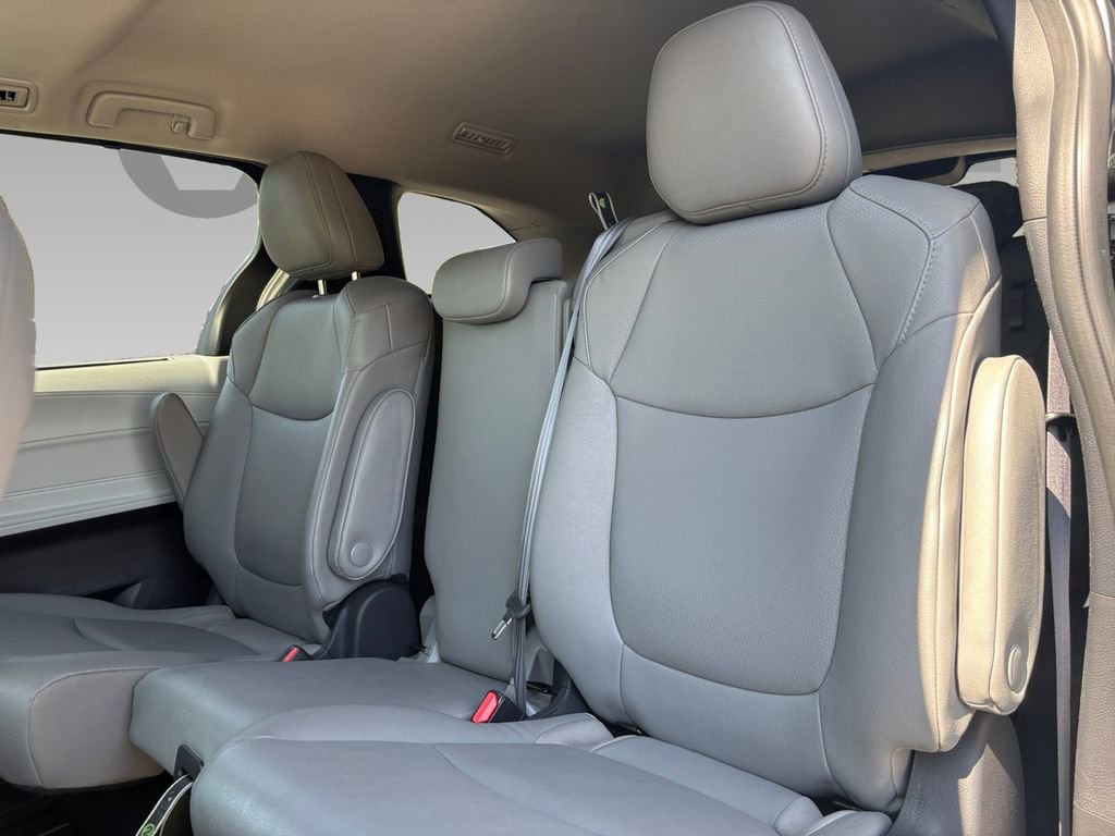 Used 2025 Toyota Sienna XLE image 5