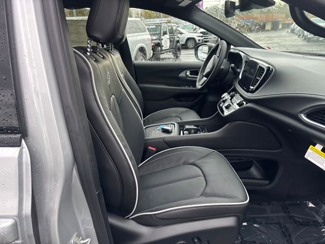 New 2026 Chrysler Pacifica Limited image 11