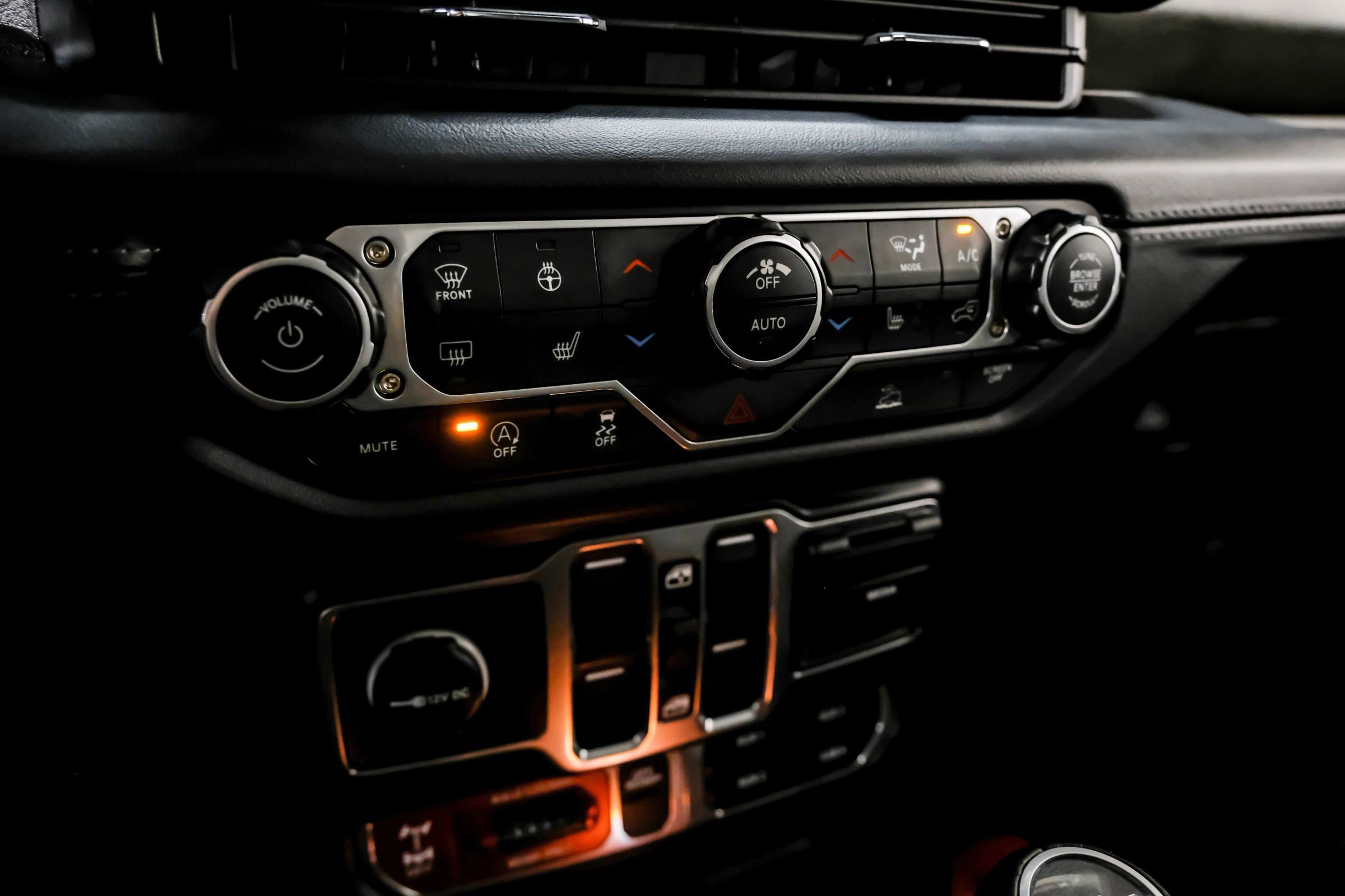 Used 2025 Jeep Gladiator Mojave w/ Convenience Group AWD/4WD image 21