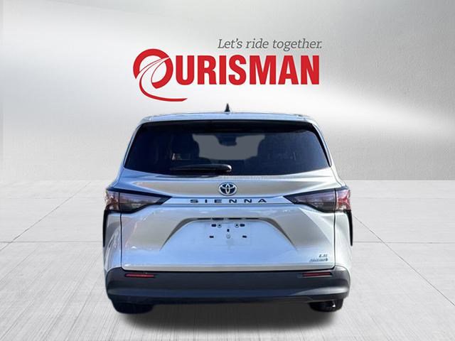 Used 2024 Toyota Sienna LE image 3