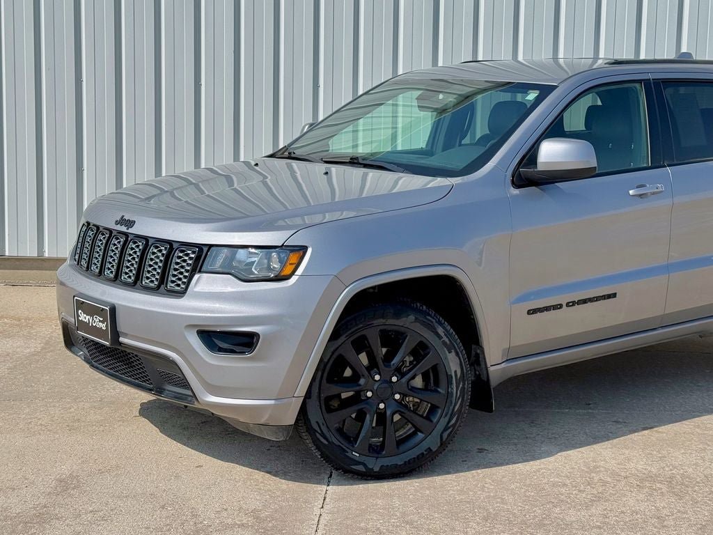 Used 2019 Jeep Grand Cherokee Altitude AWD/4WD image 2