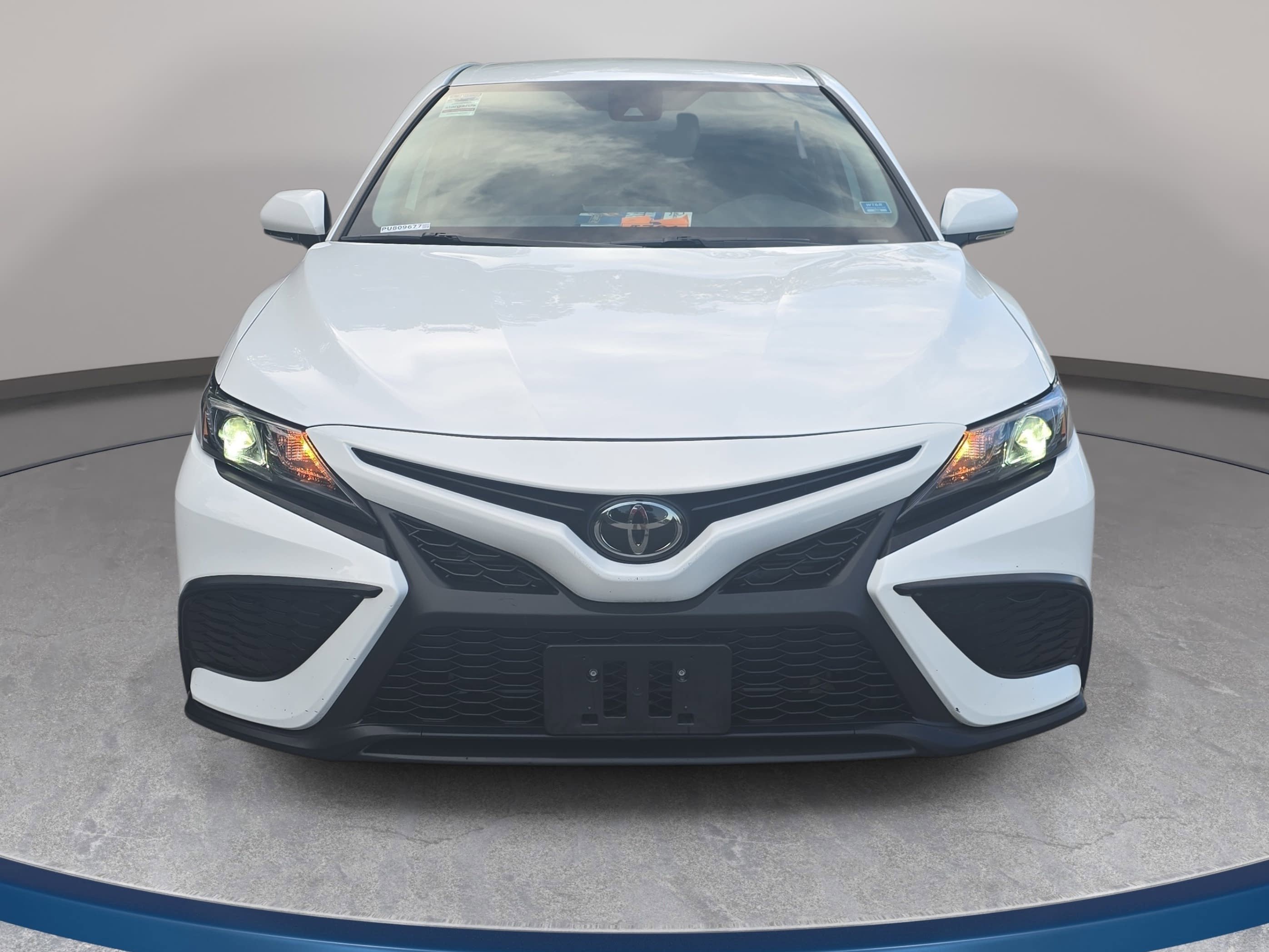 Used 2023 Toyota Camry SE FWD image 2