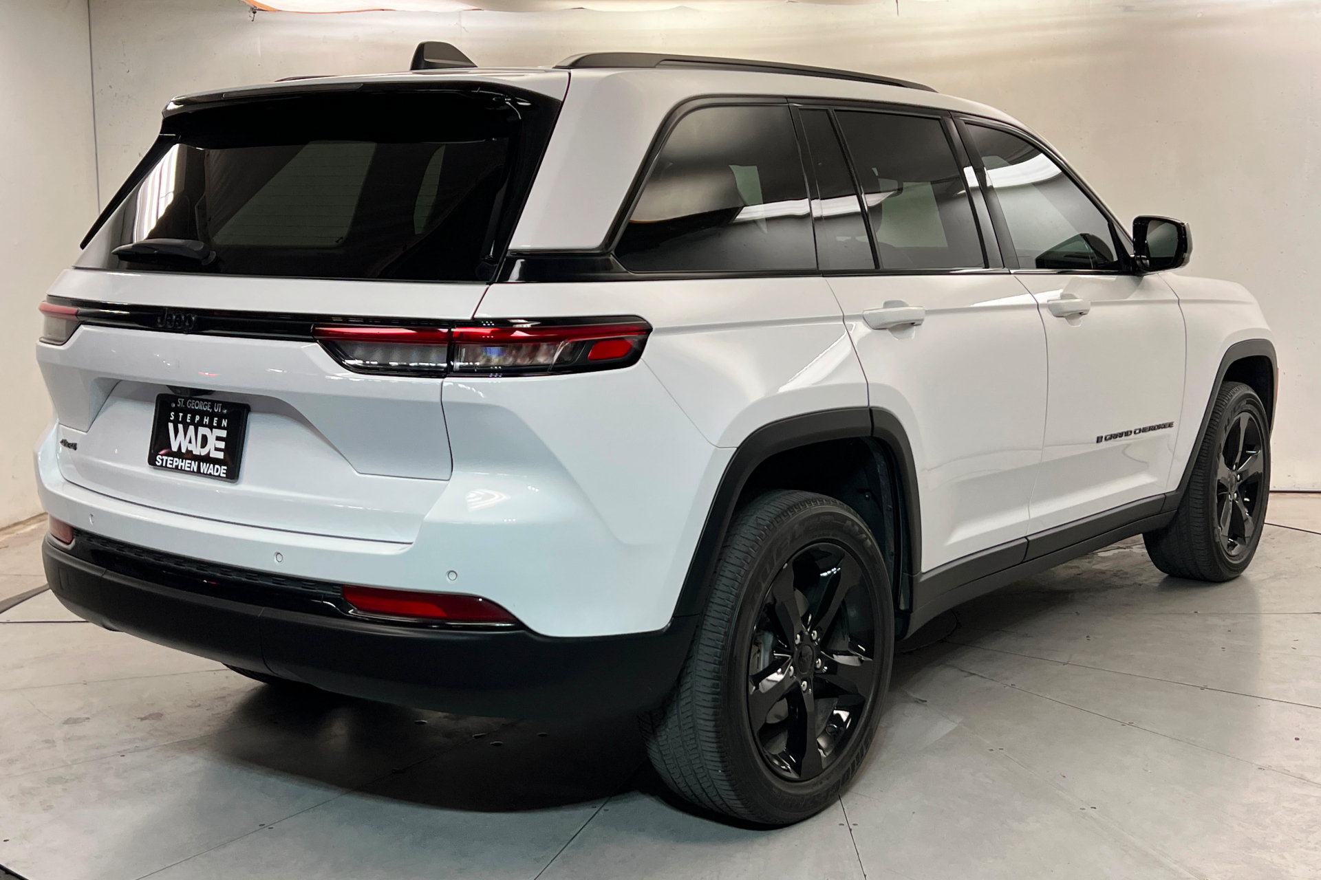 Used 2023 Jeep Grand Cherokee Altitude AWD/4WD image 5