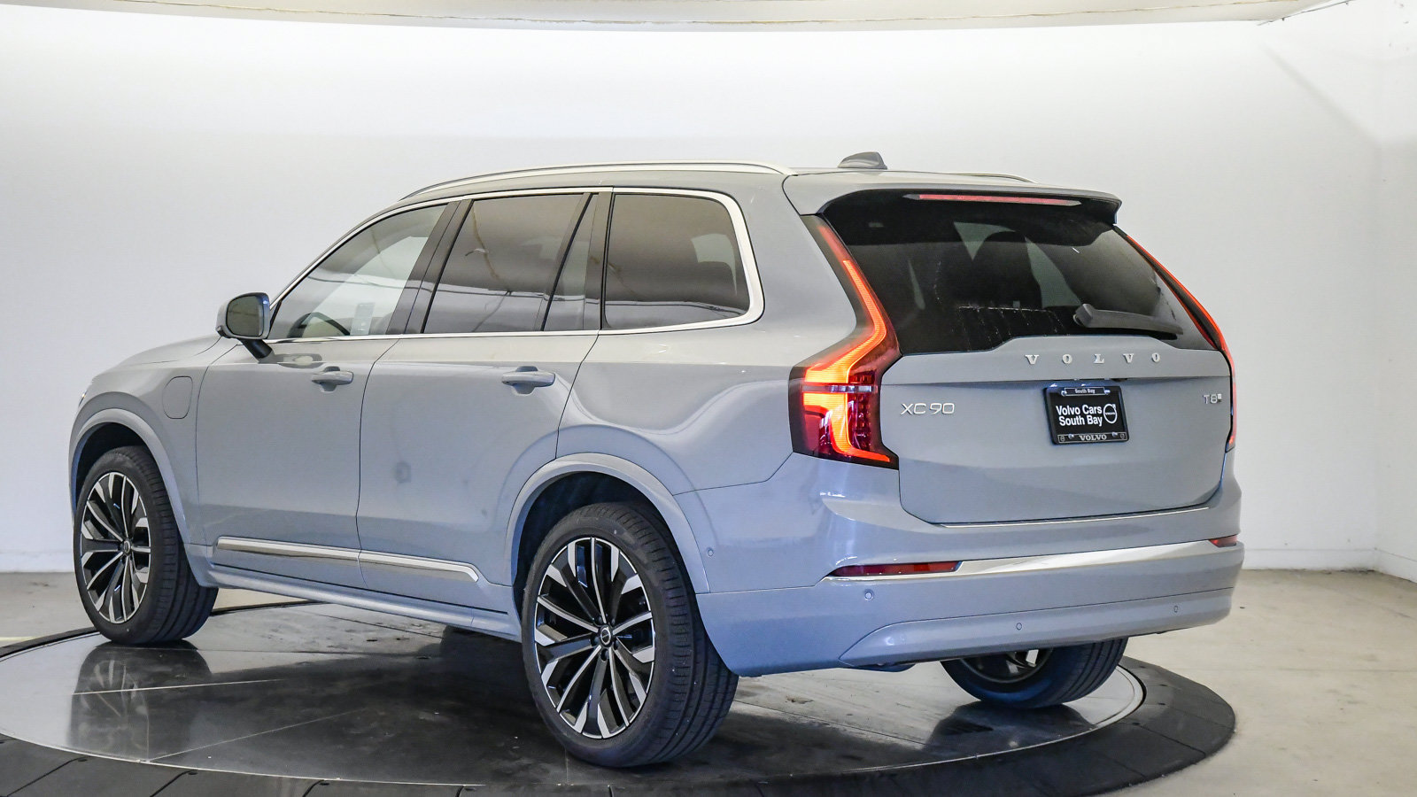 New 2026 Volvo XC90 T8 Plus w/ Protection Package AWD/4WD image 2