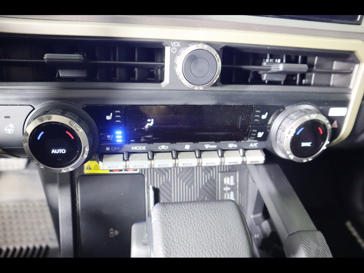 Used 2025 Toyota Tacoma TRD Off-Road w/ TRD Off Road Premium Package AWD/4WD image 30