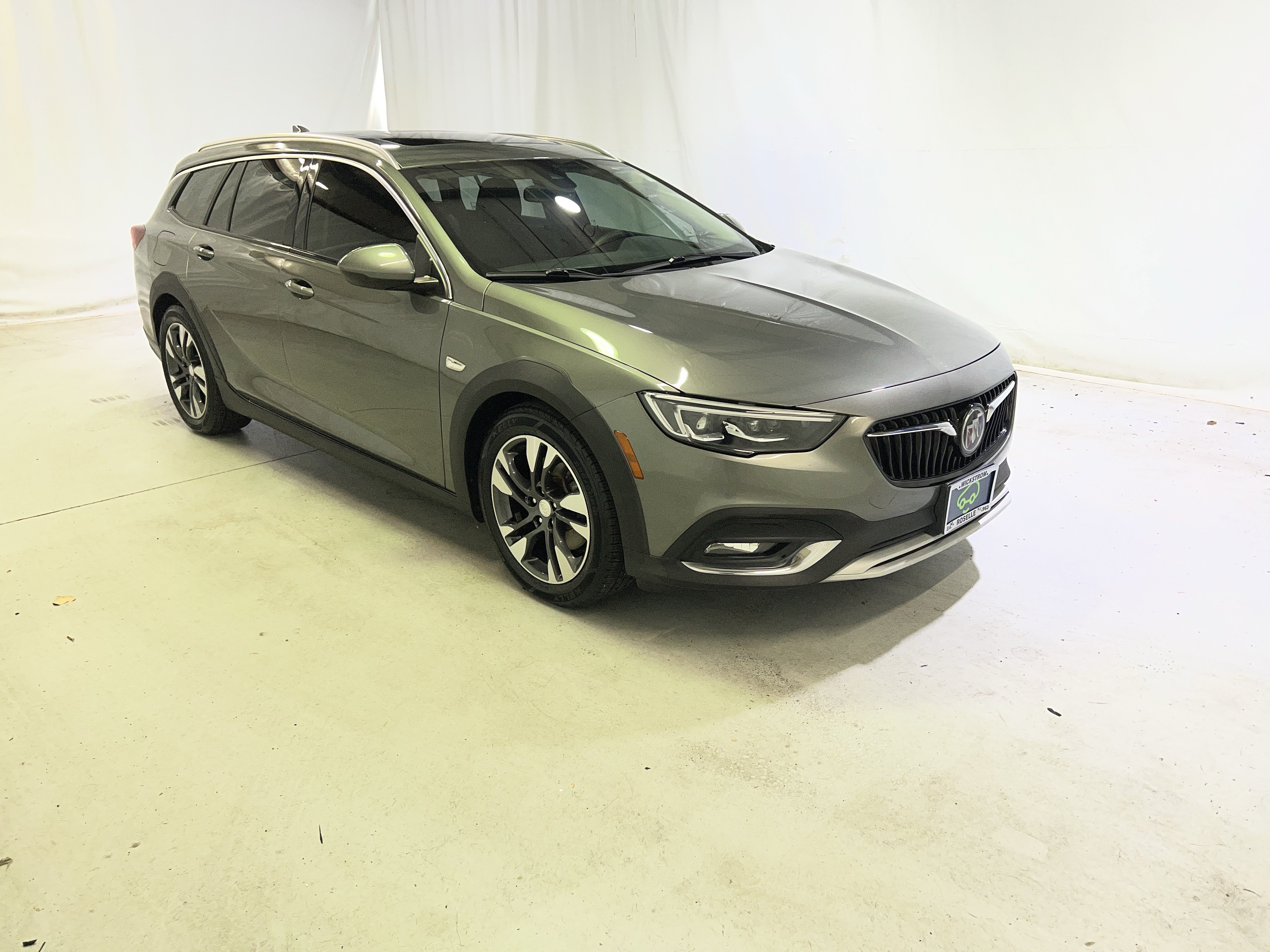 Certified 2018 Buick Regal Essence w/ Driver Confidence Package #1 AWD/4WD image 2