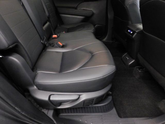 Used 2025 Toyota Highlander XLE image 31