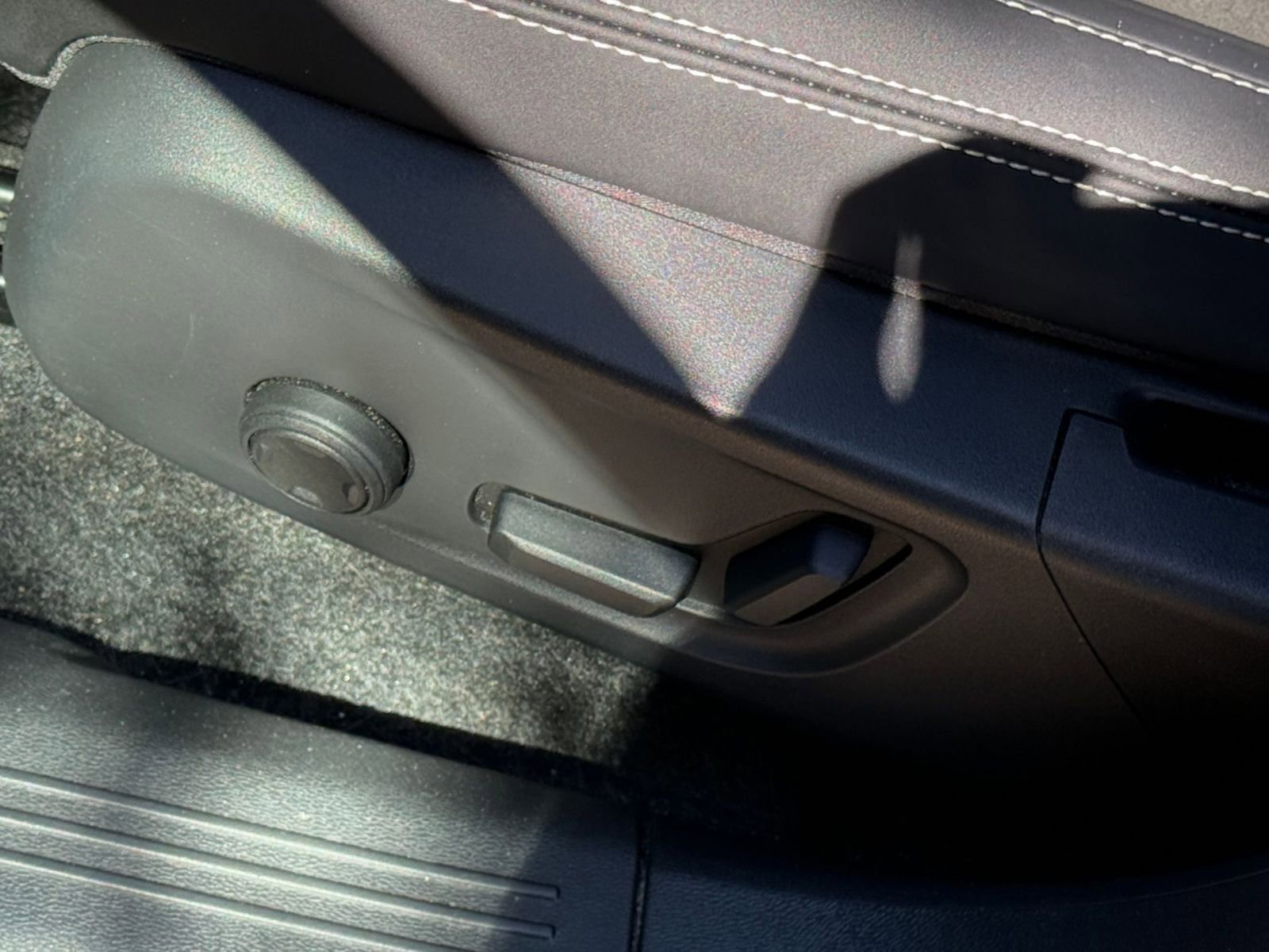 Used 2023 Volvo XC40 Recharge Plus image 28