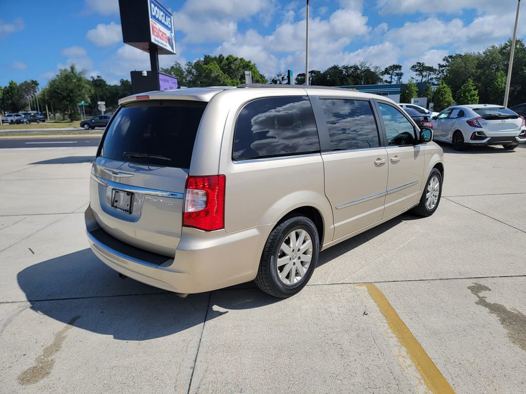 Used 2015 Chrysler Town & Country Touring FWD image 5