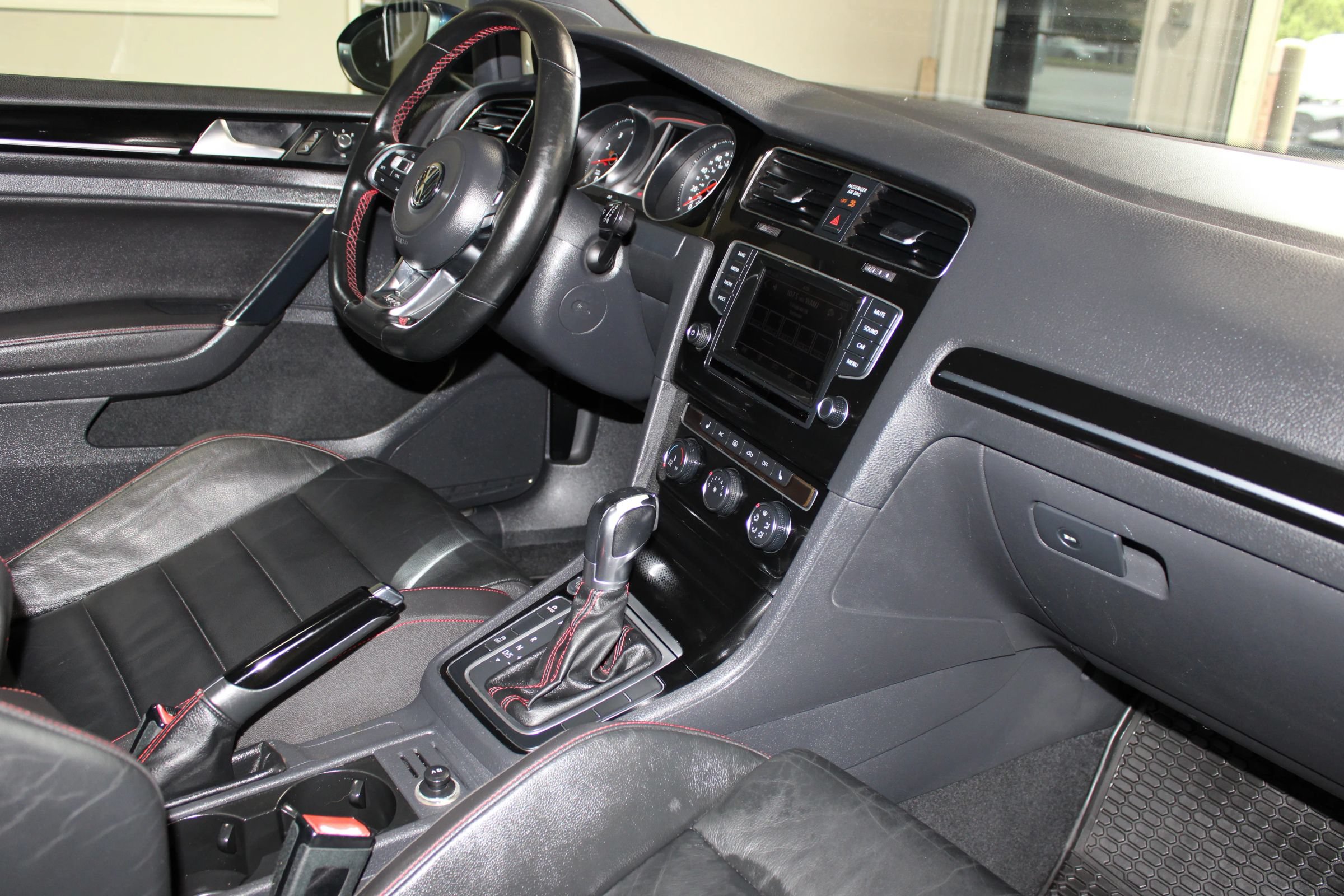 Used 2015 Volkswagen GTI SE FWD image 27