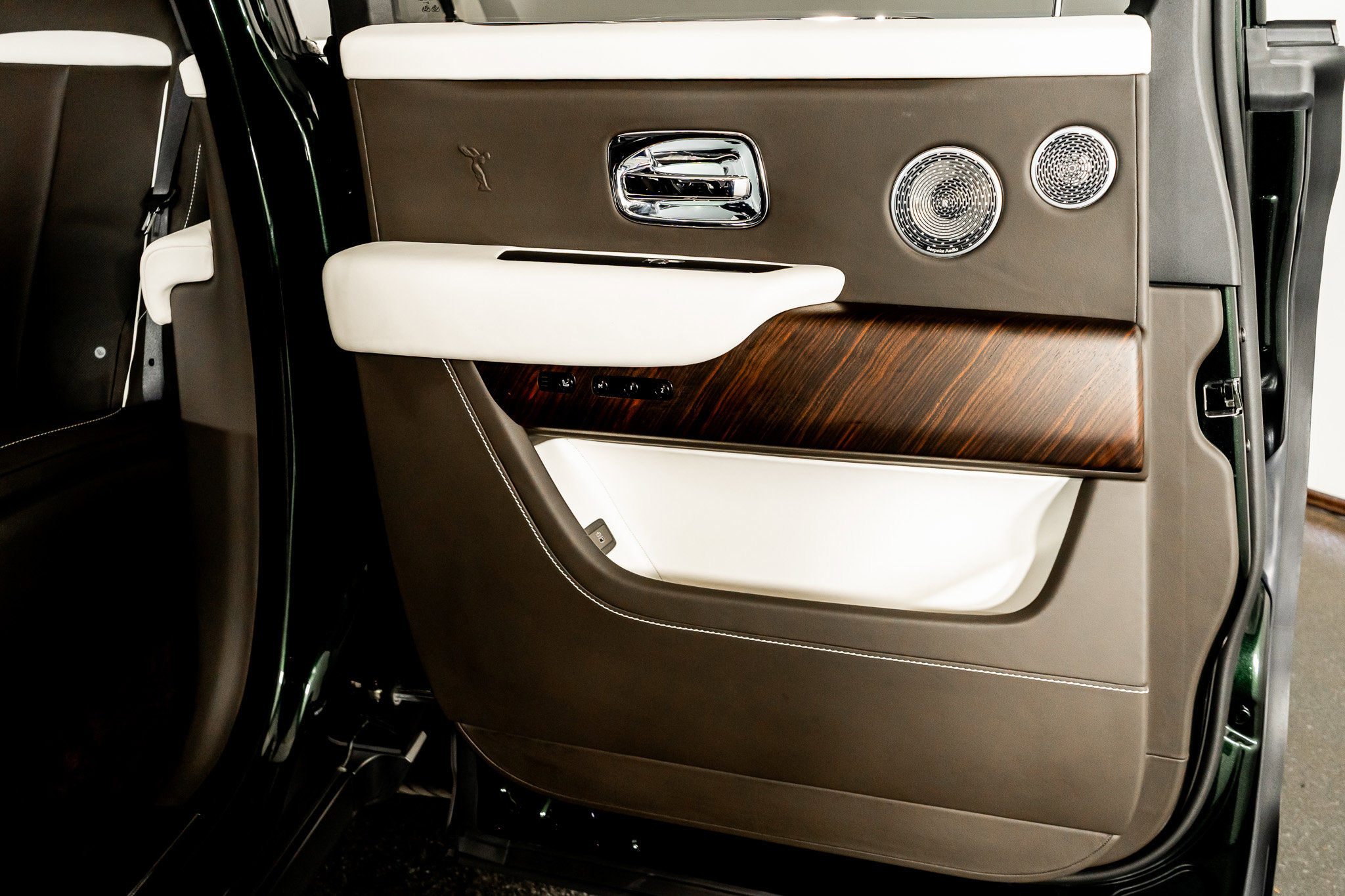 Used 2023 Rolls-Royce Cullinan w/ Cullinan Package image 24