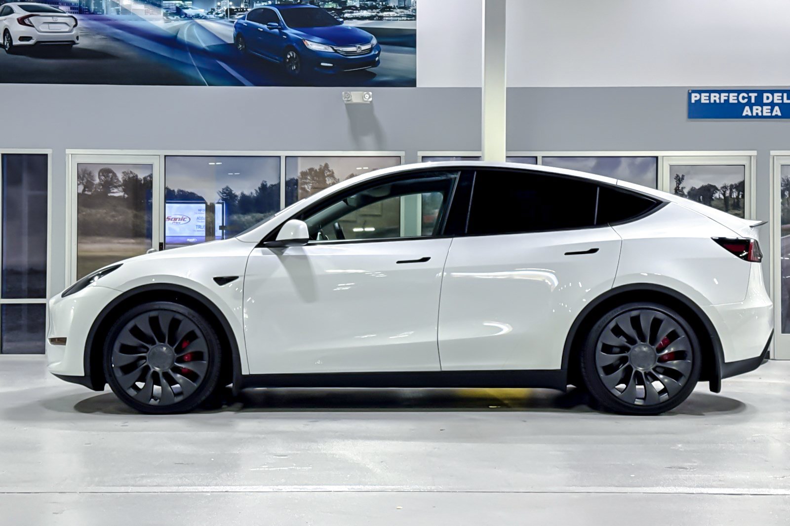 Used 2023 Tesla Model Y Performance AWD/4WD image 2