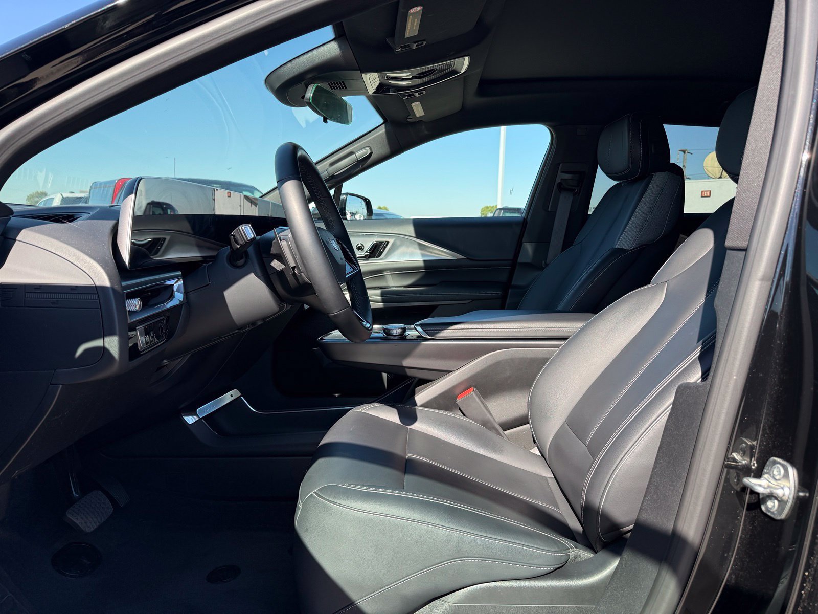 Used 2024 Cadillac Lyriq Tech RWD image 5
