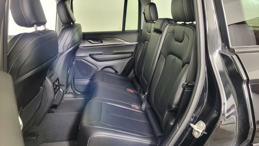 Used 2023 Jeep Grand Cherokee Limited image 32