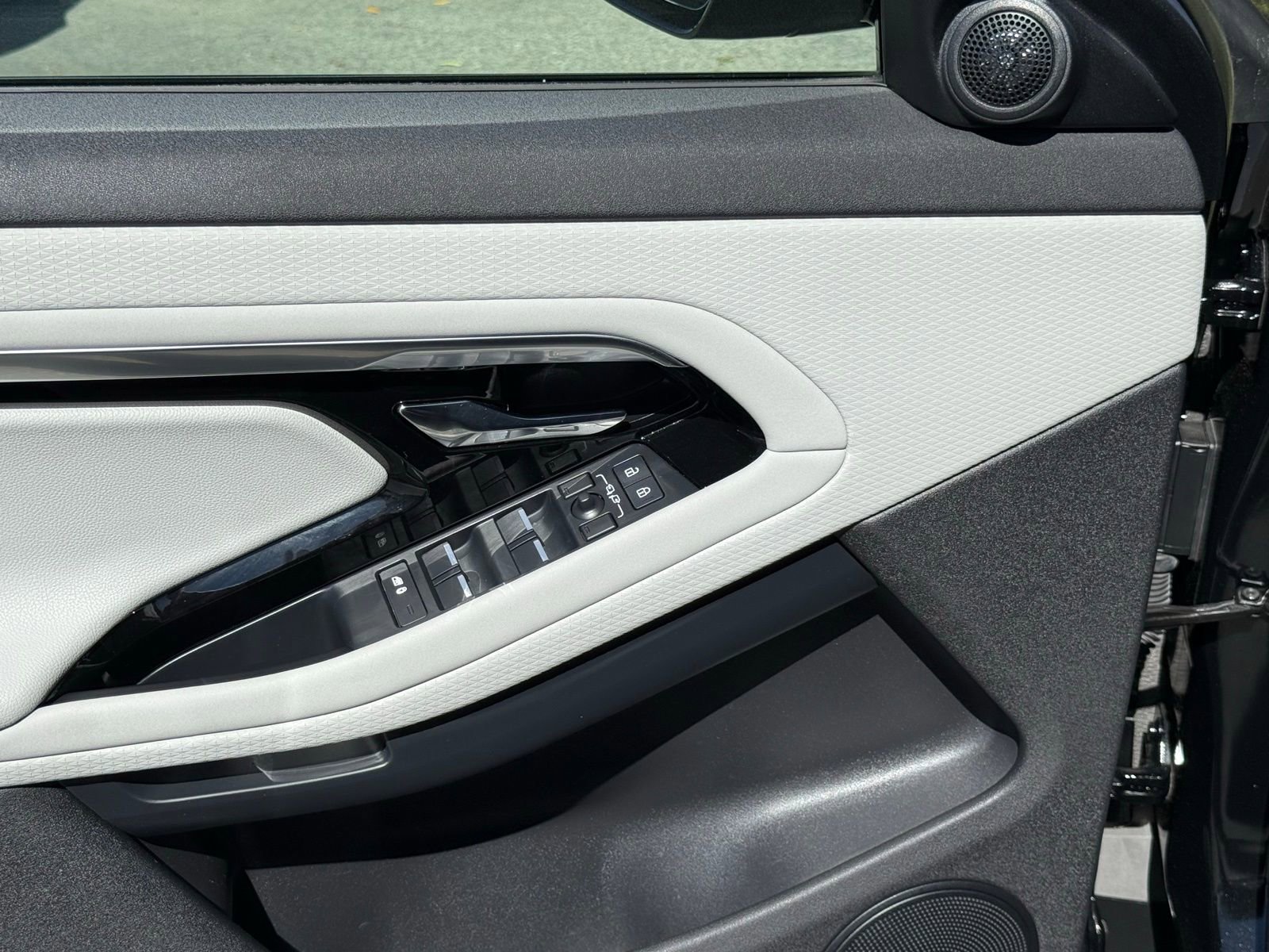 Used 2023 Land Rover Range Rover Evoque R-Dynamic S image 21