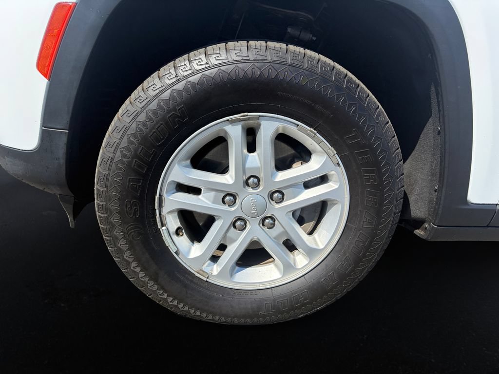 Used 2024 Jeep Grand Cherokee Laredo RWD image 9