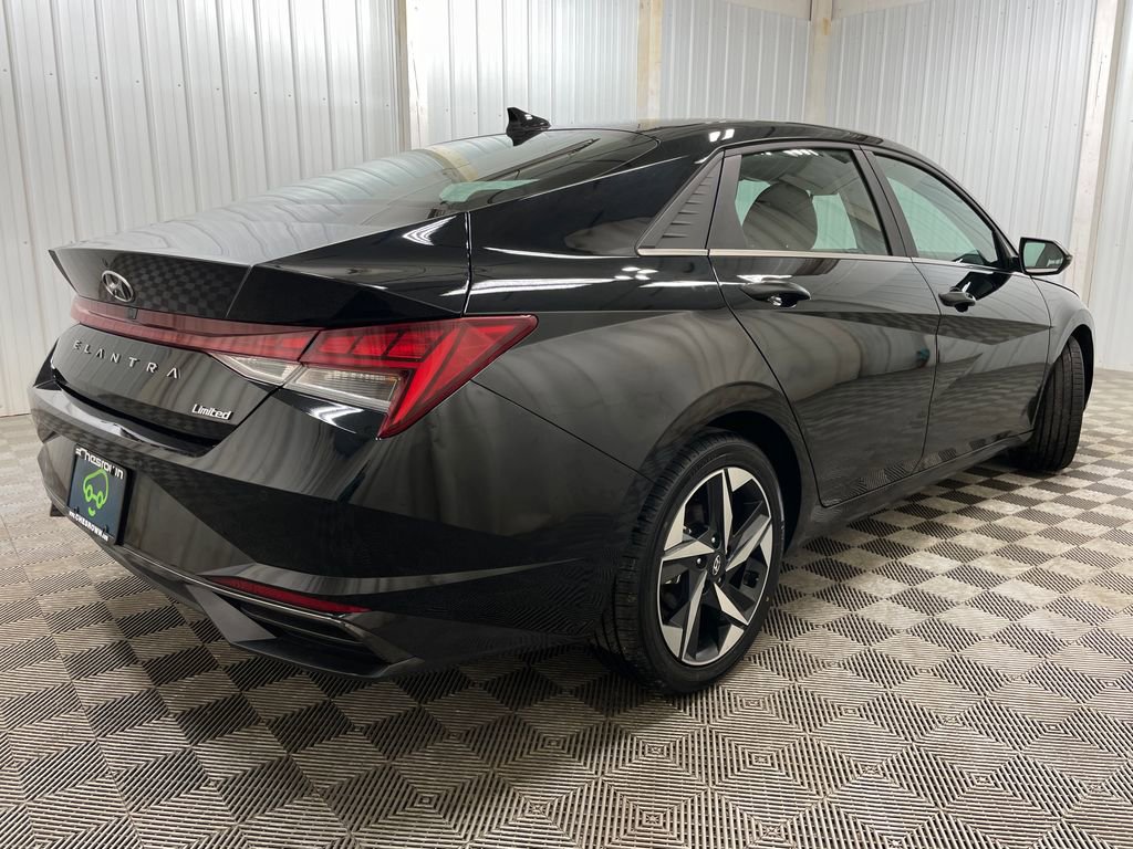 Used 2023 Hyundai Elantra Limited w/ Preferred Accessory Package FWD image 18