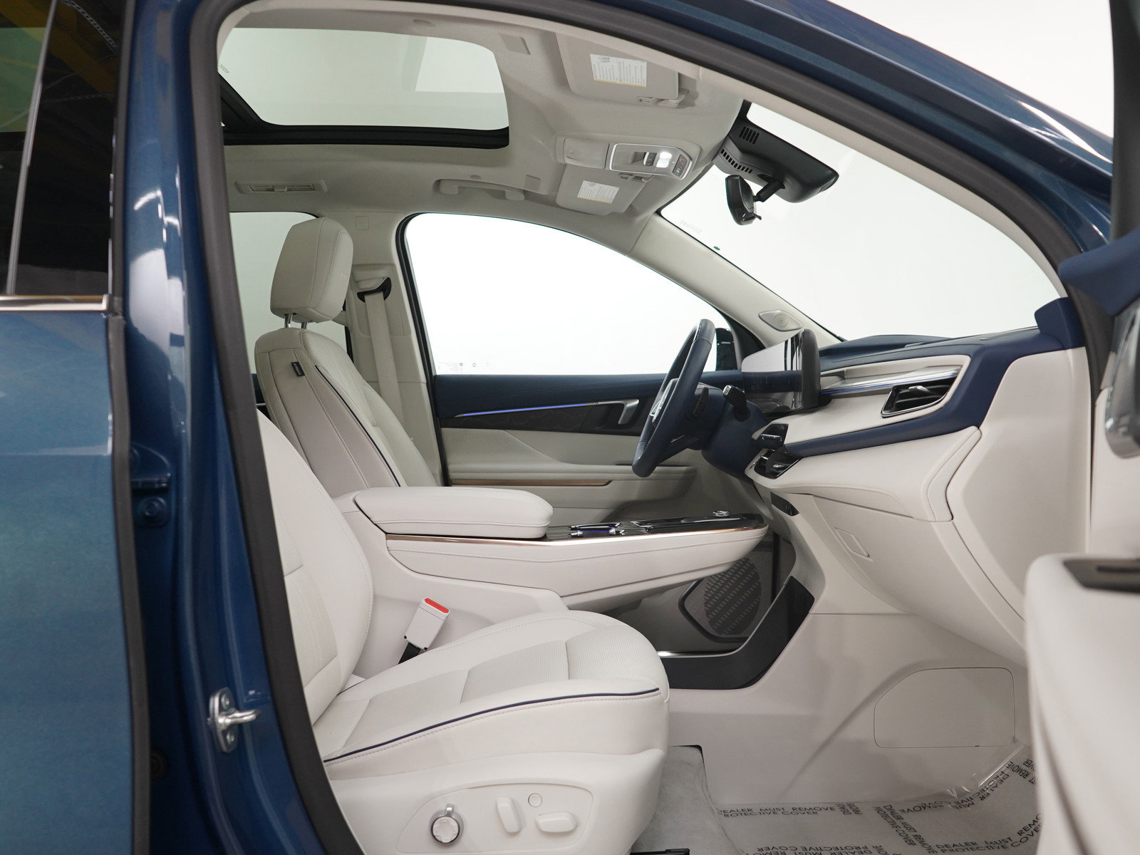 Used 2025 Buick Enclave Avenir image 10