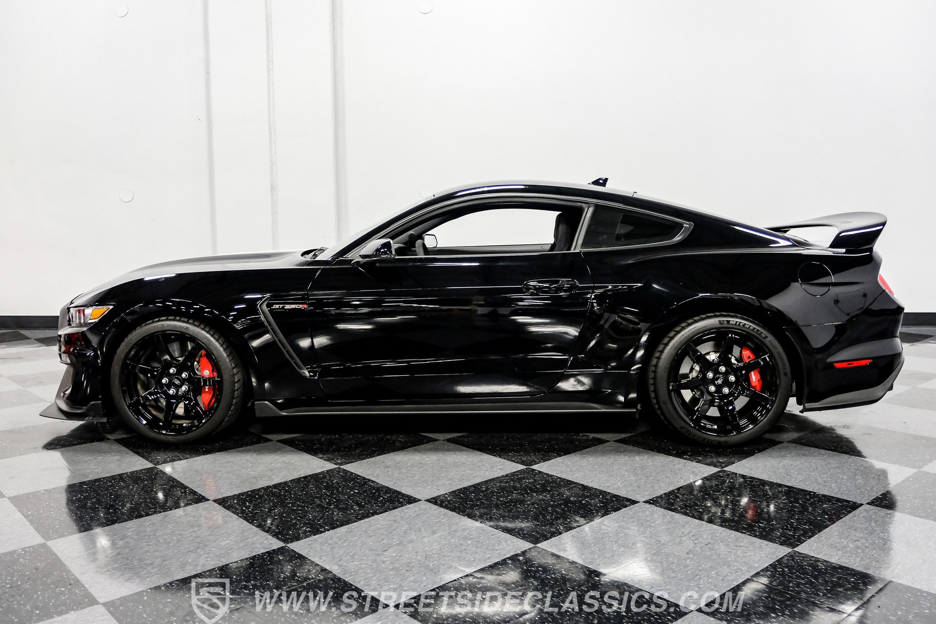 Used 2020 Ford Mustang Shelby GT350R w/ GT350R Equipment Group 920A RWD image 7