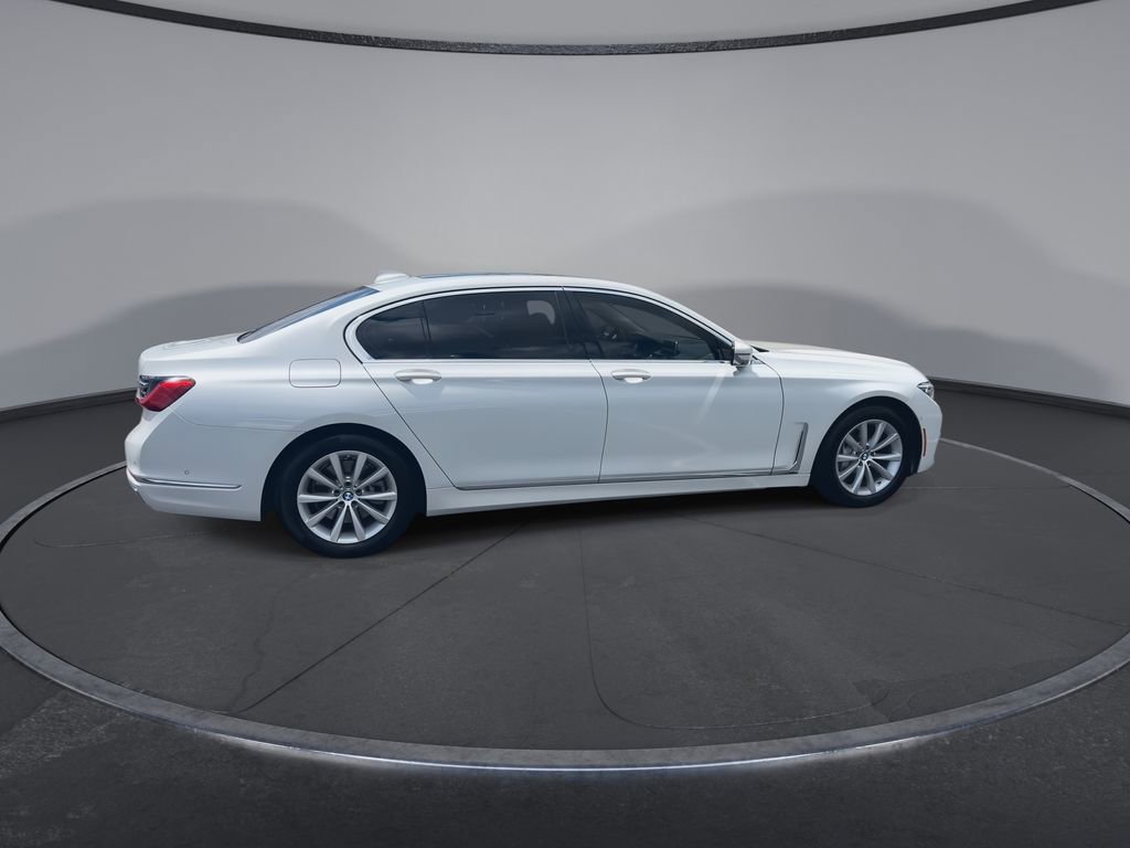 Used 2022 BMW 740i image 9