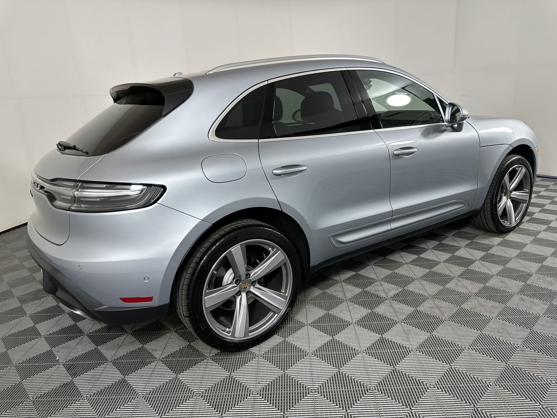 Certified 2025 Porsche Macan image 10