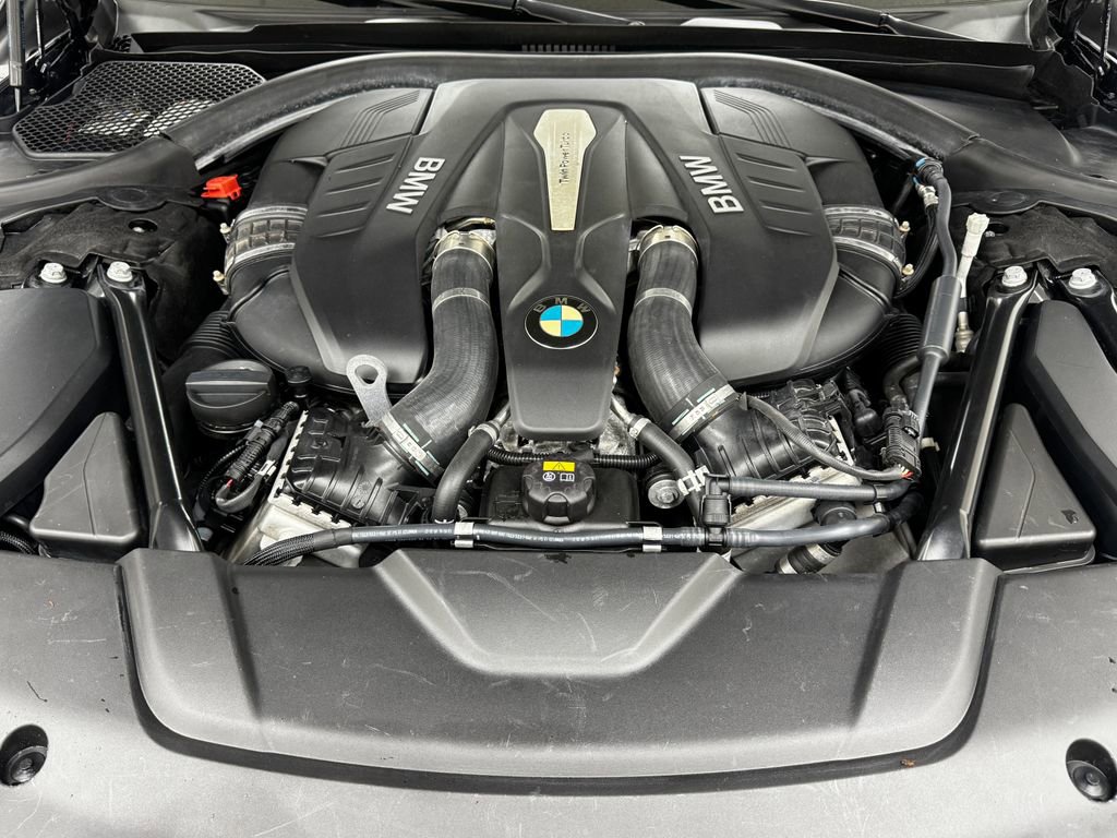 Used 2018 BMW 750i xDrive image 31