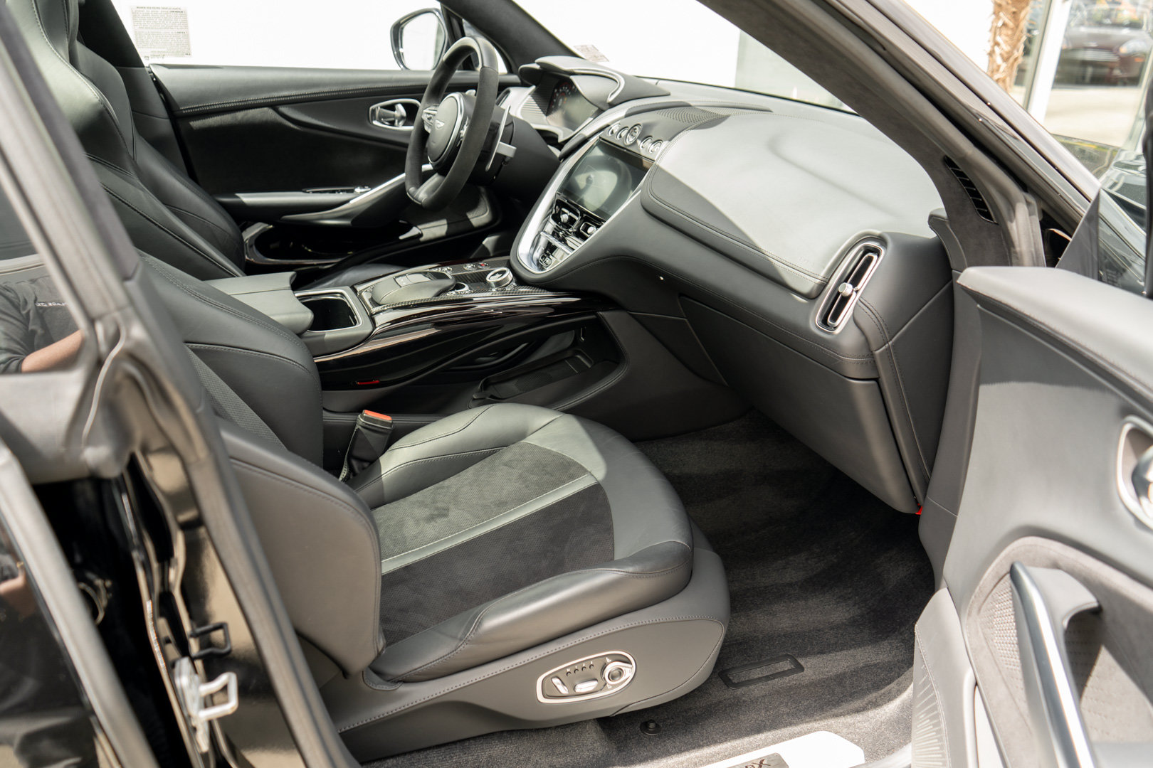 Used 2023 Aston Martin DBX 707 AWD/4WD image 33