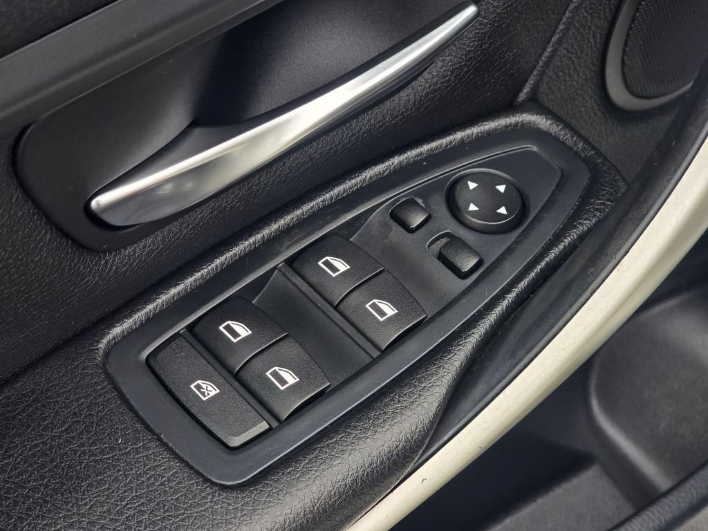 Used 2013 BMW 328i xDrive Sedan AWD/4WD image 17